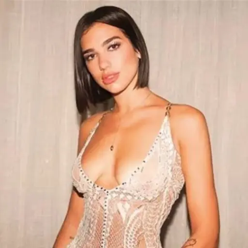 Dua-Lipa-es-captada-mostrando-su-ropa-con-vestido-transparente.jpg ,