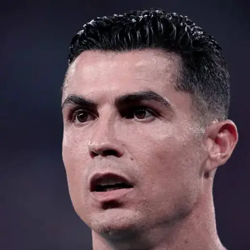 aficionado-salta-desde-la-grada-contra-cristiano-ronaldo.webp ,