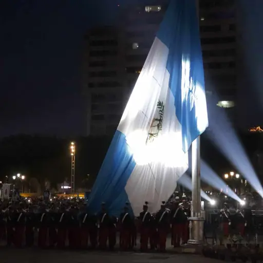 Izada-de-la-Bandera-Nacional-en-el-festejo-del-203-aniversario-de-la-Independencia-1.jpg ,
