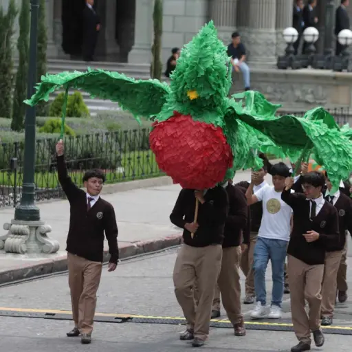 Las-bandas-escolares-tambien-llenaron-de-color-el-centro-historico.jpg ,