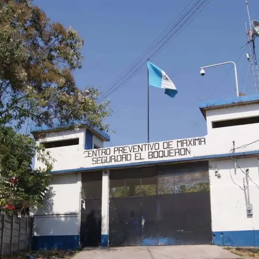 lujosa-celda-en-la-carcel-el-boqueron.jpg ,