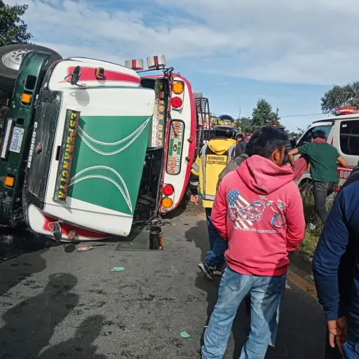 bus-volcado-ruta-interamericana-emisoras-unidas.jpg ,
