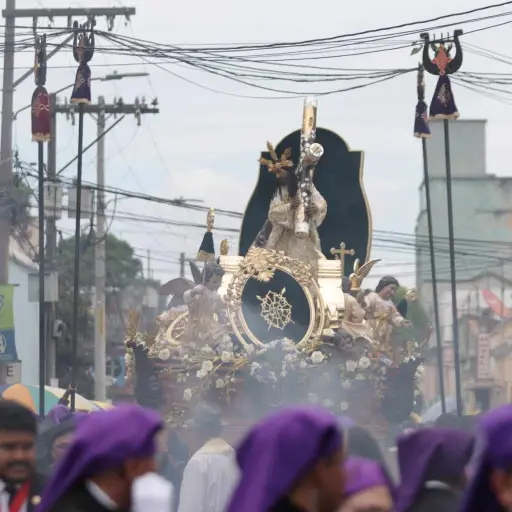 Procesion-de-Jesus-Nazareno-de-las-Tres-Potencias-por-aniversario-numero-100-de-la-hermandad-13.jpg ,