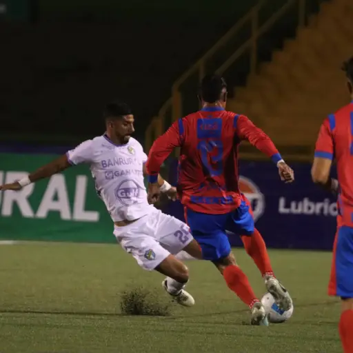 lanzan-envase-de-vidrio-en-el-clasico-nacional-septiembre-2024-scaled-2.webp ,