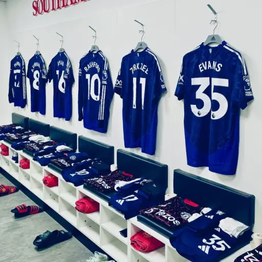 vestuario-manchester-united.webp ,