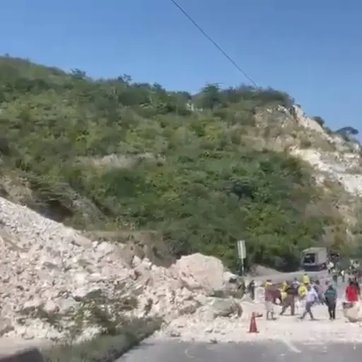 habilitan-carril-ruta-atlantico-derrumbe-emisoras-unidas.png ,