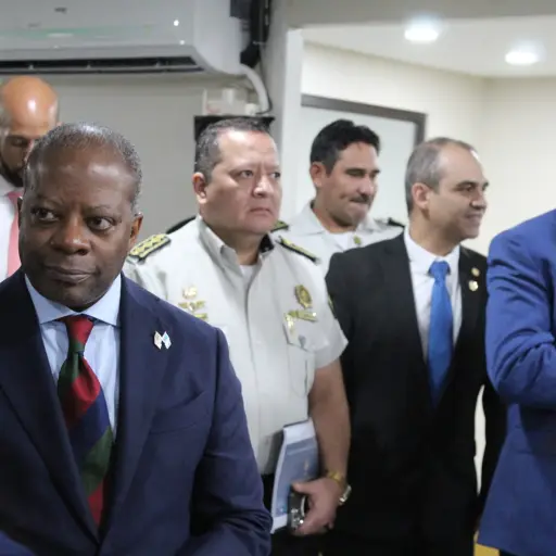 subsecretario-todd-robinson-visita-pnc-emisoras-unidas.jpg ,