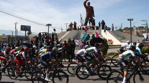 Paso del pelotón de ciclistas frente al Monumento al Emigrante, en Salcajá, Quetzaltenango - Alex Meoño.