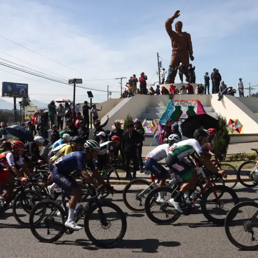 Paso del pelotón de ciclistas frente al Monumento al Emigrante, en Salcajá, Quetzaltenango - Alex Meoño.