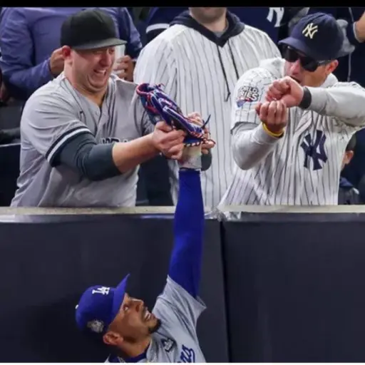 aficionados-yankees-mookie-betts.webp ,