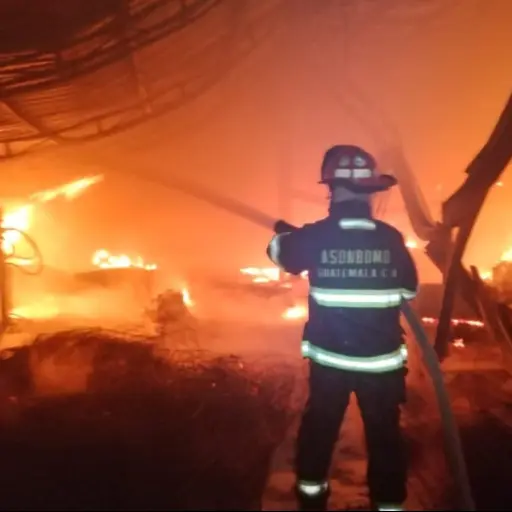 Incendio-de-fabrica-de-camas-en-Linda-Vista-.jpeg ,
