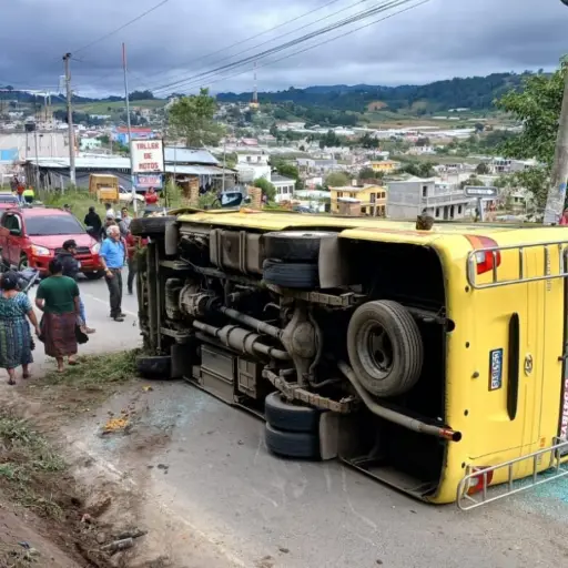 Accidente-de-microbus-y-motocicletas-deja-un-fallecido-en-Santa-Apolonia-Chimaltenango.jpeg ,