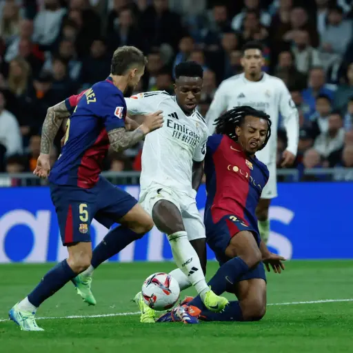 vinicius-se-solidariza-por-insultos-racistas-en-el-clasico-octubre-2024-scaled-1.webp ,