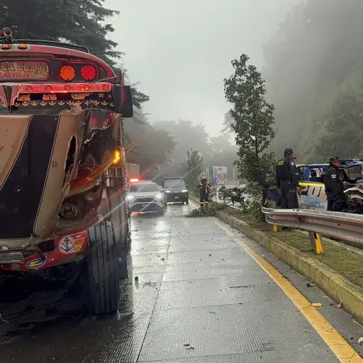 choque-entre-bus-y-patrulla-2.jpg ,