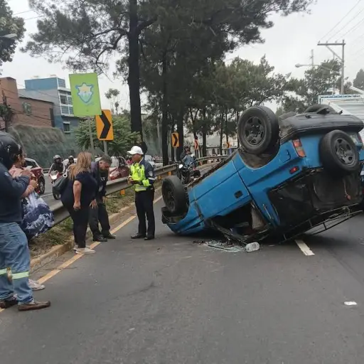 vehiculo-volcado-accidente-periferico-emisoras-unidas.png ,