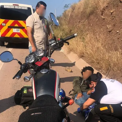 bomberos-atienden-accidente-de-motocicleta-en-ruta-al-atlantico.jpg ,
