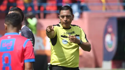 Walter López, árbitro guatemalteco - Alex Meoño