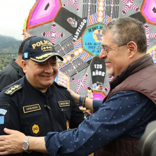 Presidente-Bernardo-Arevalo-acude-a-presenciar-la-exhibicion-de-barriletes-en-Santiago-Sacatepequez.jpeg ,