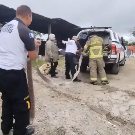 Apagan-incendio-en-predio-de-colonia-San-Rafael-zona-18.jpg ,