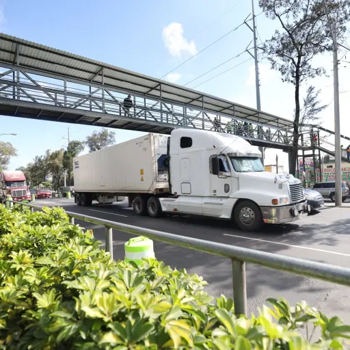 Habilitan-nueva-pasarela-en-el-anillo-periferico.jpg ,