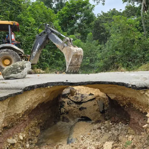 socavamiento-registrado-en-el-kilometro-355-RN-PET-11-aldea-La-Torre-del-municipio-de-Sayaxche-Peten.jpg ,
