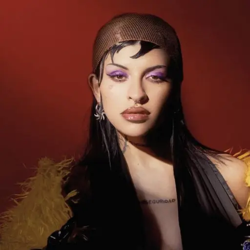 cazzu-presume-avanzado-embarazo-en-portada-revista-emisoras-unidas-1.png ,