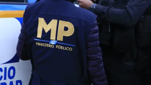 Personal del Ministerio Público y de la Policía Nacional Civil realizando allanamientos.