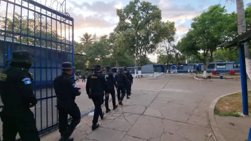 Allanan la Granja Penal Canadá en búsqueda de ilícitos 2 ,