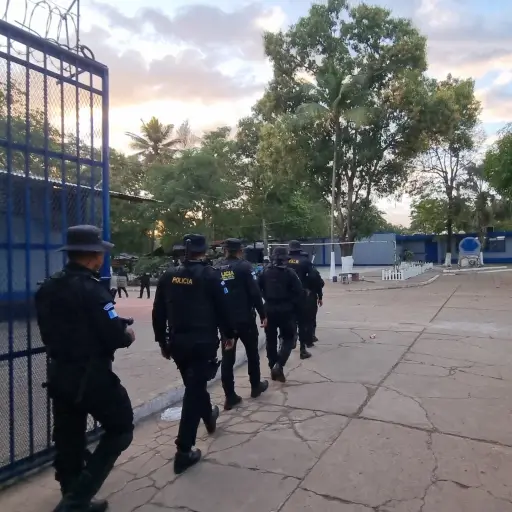 Allanan la Granja Penal Canadá en búsqueda de ilícitos 2 ,