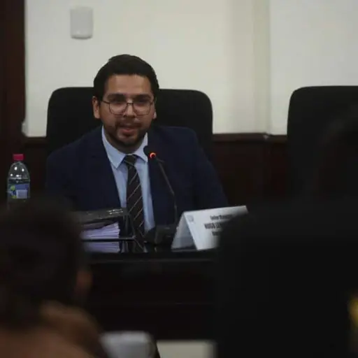 pesquisidora-escucha-representante-datasys.jpg ,