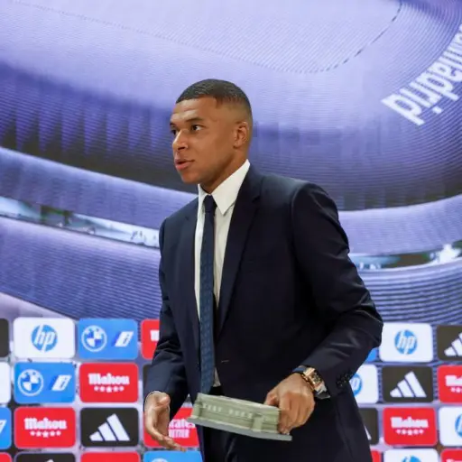 mbappe-adquiere-club-frances.webp ,