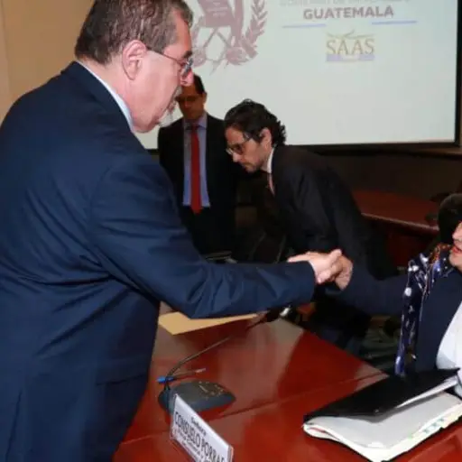 Arevalo-y-Consuelo-Porras-en-el-saludo-de-febrero.jpeg ,