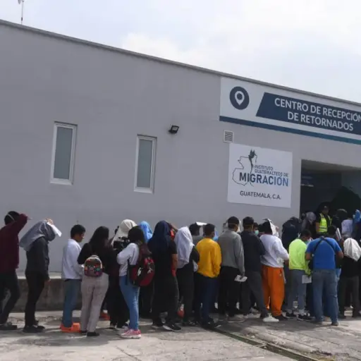 Un grupo de guatemaltecos retornados ingresa a la oficina de Migración. ,Archivo: EU