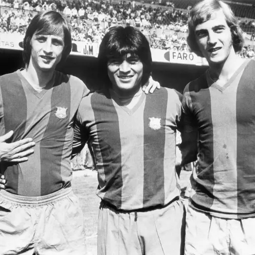 oto de archivo del 29-7-1974 del peruano Hugo 'Cholo' Sotil (c) junto a los holandeses Johan Cruyff (i) y Johan Neeskens (d), durante la presentación de la plantilla del Barcelona 1974-75 - EFE