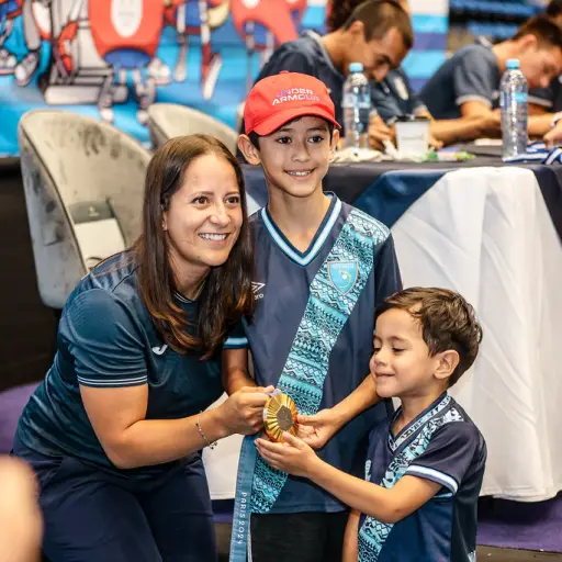 Adriana Ruano comparte con dos niños en el Día Olímpico - COG