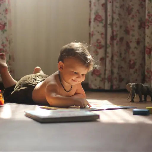 bebé, leer, jugar ,Pixabay