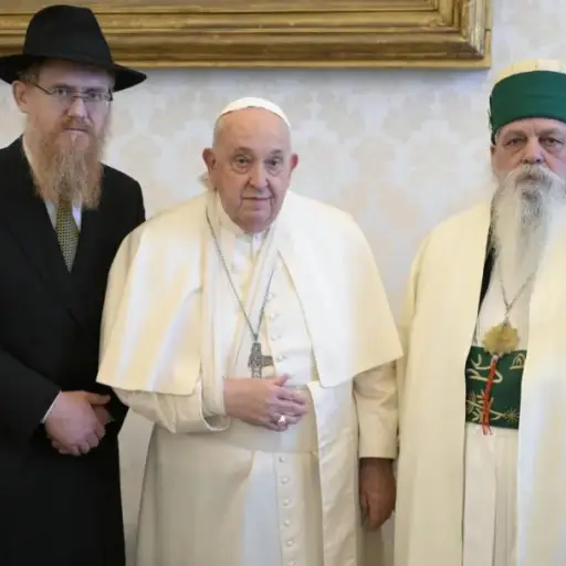 Papa Francisco sufre fuerte caída y continúa agenda con brazo inmovilizado  ,EFE