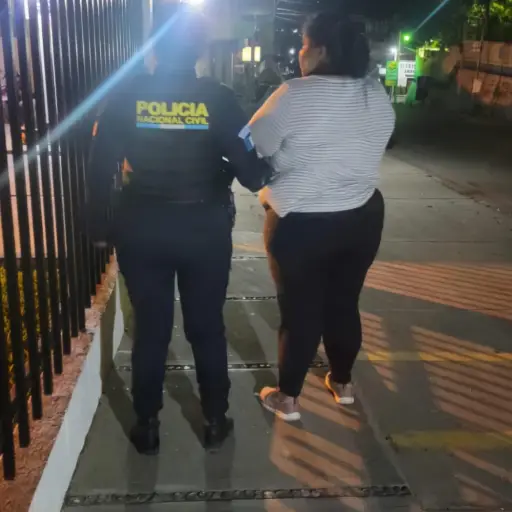 La mujer fue sorprendida cuando despojaba de su teléfono a un feligrés. ,PNC