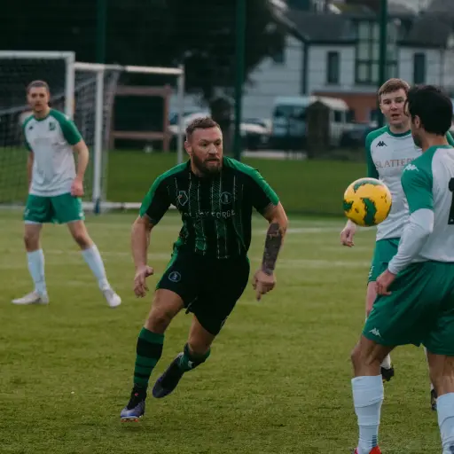 McGregor, de 36 años, decidió vestir la camiseta número 11 del Black Forge FC, un equipo que lleva el nombre del pub que posee en Dublín, el Black Forge Inn - X @TheNotoriousMMA