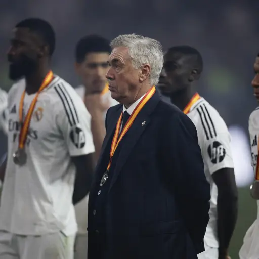 El entrenador del Real Madrid, Carlo Ancelotti, y sus jugadores visiblemente afectados, tras perder la final de la Supercopa de España - EFE