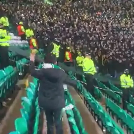 Niño aficionado del Celtic saluda a afición de Young Boys