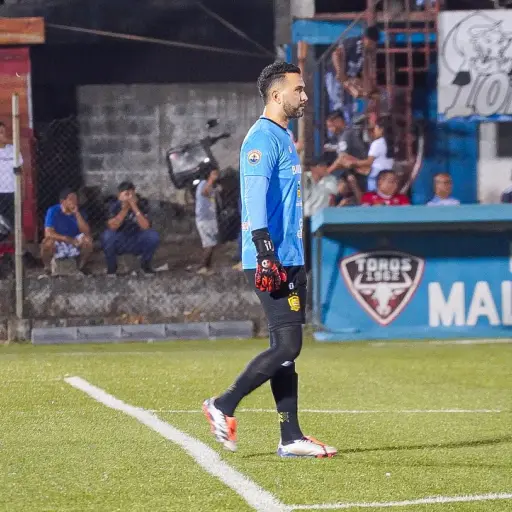 Adrián De Lemos recibió un pelotazo en la mandíbula y cayó inconsciente al césped - CD Guastatoya