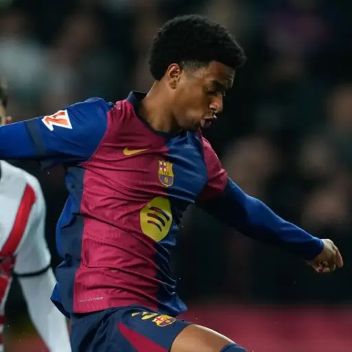 Alejandro Balde en una acción ante Rayo Vallecano 