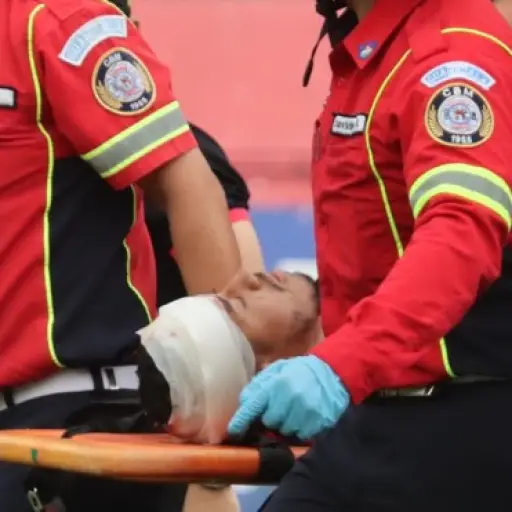 Pedro Altán tuvo que ser retirado en gramilla del estadio El Trébol 