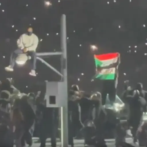 Hombre con bandera palestina burla seguridad del Super Bowl 2025 
