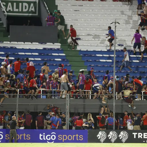 Disturbios en el clásico paraguayo dejan seis heridos y más de 140 detenidos - EFE