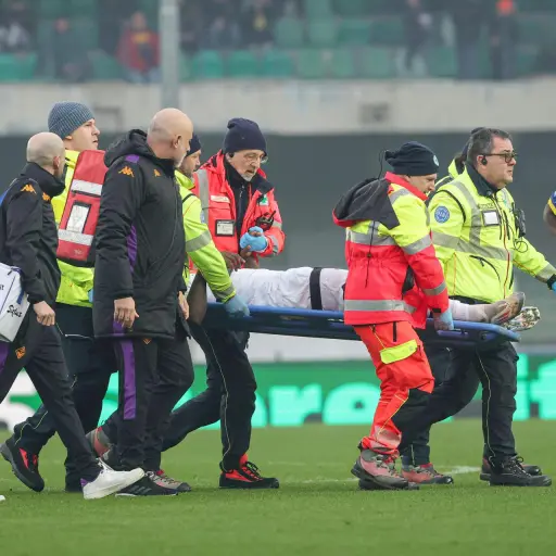 Moise Kean se desploma tras un fuerte golpe en la cabeza - EFE