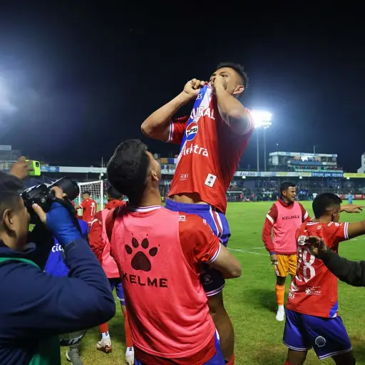 Denilson Ochaeta estará varios meses fuera de las canchas - instagram @ochaeta_19