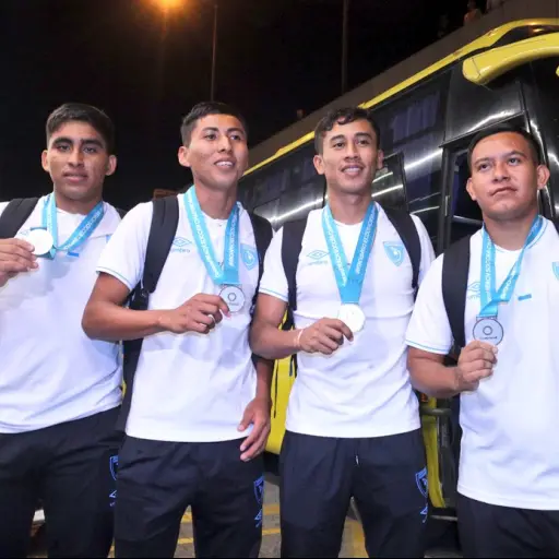 Selección de Fútbol Playa regresa al país tras lograr la histórica clasificación al Mundial - FEDEFUT