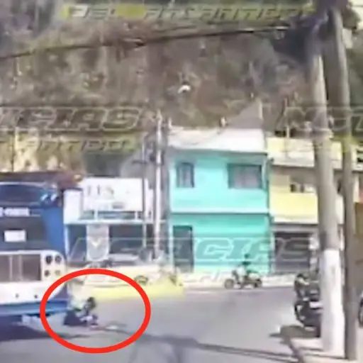 Estudiante cae de un bus en movimiento. ,Captura de pantalla video X.